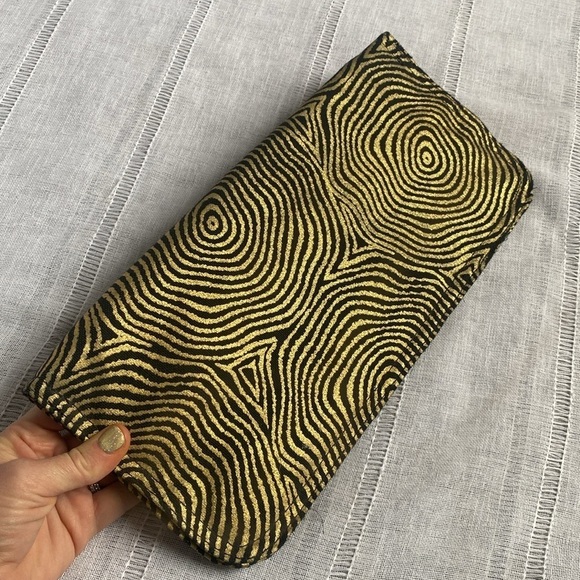 Amici Accessories retro clutch purse in gold metallic and black. - Picture 12 of 13